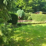 Holzhaeusl Am Fusse Des Liliensteins