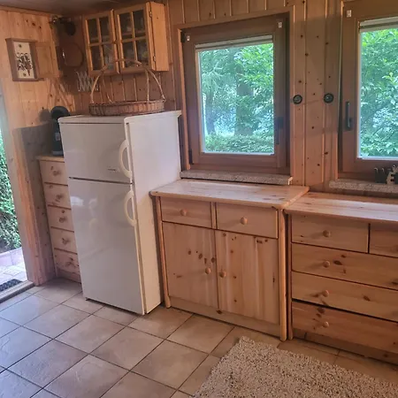 Holzhaeusl Am Fusse Des Liliensteins