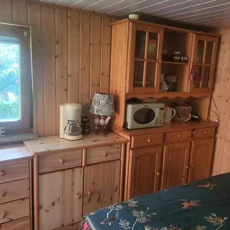 Holzhaeusl Am Fusse Des Liliensteins